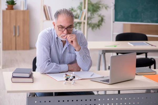 Old male teacher in the classroom — Stock Photo, Image