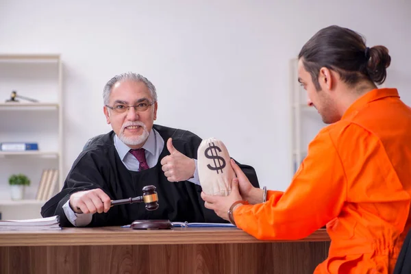 Viejo hombre juez reunión con joven cautivo en el juzgado —  Fotos de Stock
