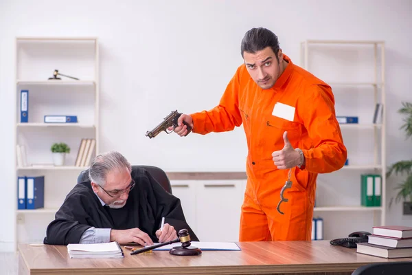 Vecchio giudice uomo incontro con giovane prigioniero in tribunale — Foto Stock