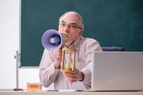 Starý učitel v učebně — Stock fotografie