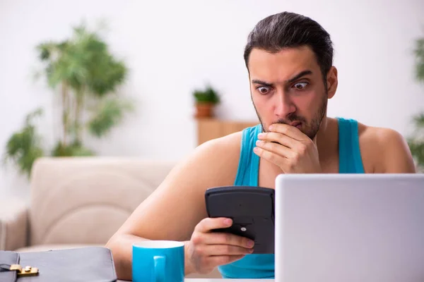 Jeune homme travaillant à domicile pendant la pandémie — Photo