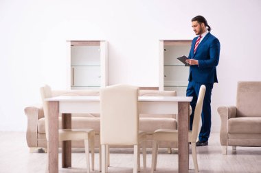 İçeride çalışan yakışıklı erkek emlakçı.