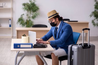 İş adamı salgın sırasında geziye hazırlanıyor