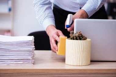 Salgın sırasında genç erkek çalışan temizlik ofisi