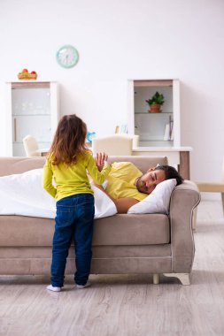 Küçük kız hasta babasına bakıyor.