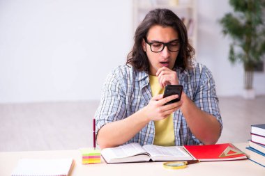 Genç erkek öğrenci sınavlara hazırlanıyor.