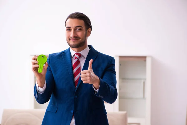 Bonito corretor de imóveis masculino trabalhando dentro de casa — Fotografia de Stock