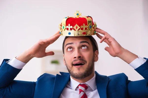 Junger königlicher Geschäftsmann arbeitet im Büro — Stockfoto