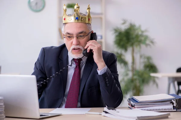 Velho rei empresário empregado no local de trabalho — Fotografia de Stock