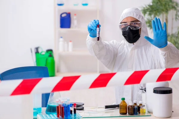 Joven químico masculino trabajando en el laboratorio de medicina —  Fotos de Stock