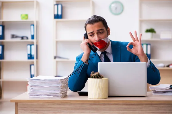 Mouth closed male employee working in the office — Stock Photo, Image