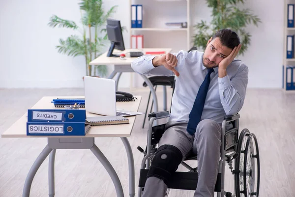 Junger Mitarbeiter bei Büroarbeit am Bein verletzt — Stockfoto
