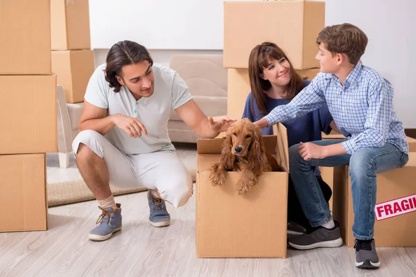 Familia joven mudándose a nuevo piso —  Fotos de Stock