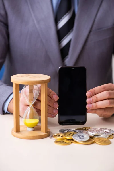 Joven ganando dinero a través de Internet en concepto de gestión del tiempo —  Fotos de Stock