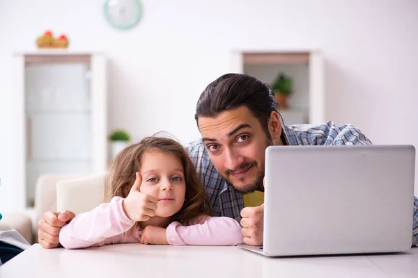 Giovane uomo e la sua piccola figlia che si prepara per il viaggio — Foto Stock