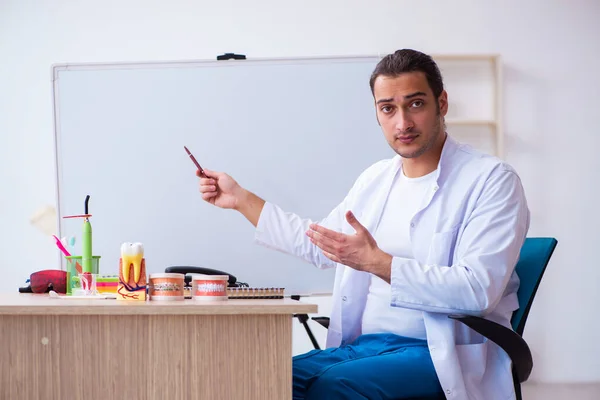 Junger Zahnarzt arbeitet in der Klinik — Stockfoto