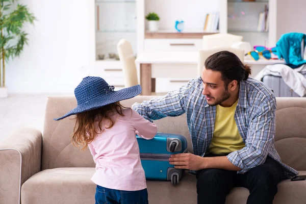 Joven y su pequeña hija preparándose para el viaje — Foto de Stock