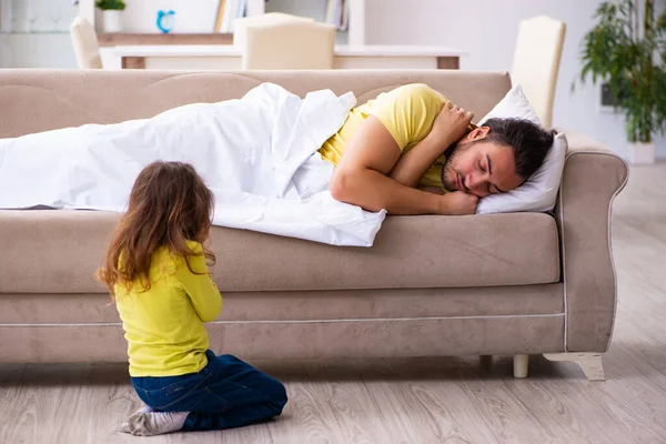 Menina pequena cuidando de seu pai doente — Fotografia de Stock