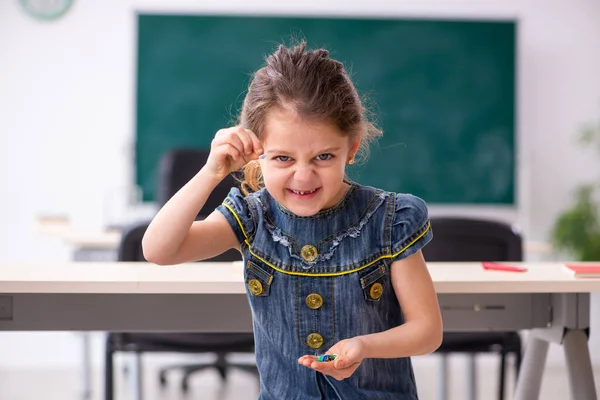 Middelbare school grap met scherpe duimspijkers op stoel — Stockfoto