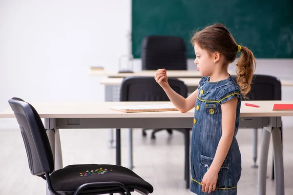 Middelbare school grap met scherpe duimspijkers op stoel — Stockfoto