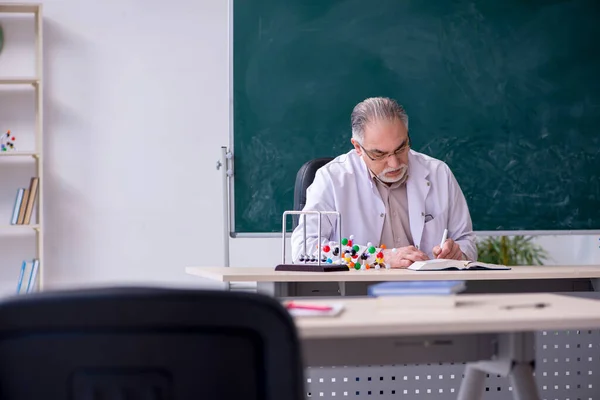 Zkušený starý vědec pracující v laboratoři — Stock fotografie