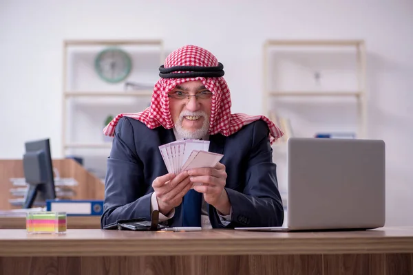 Vecchio uomo d'affari arabo in ufficio — Foto Stock