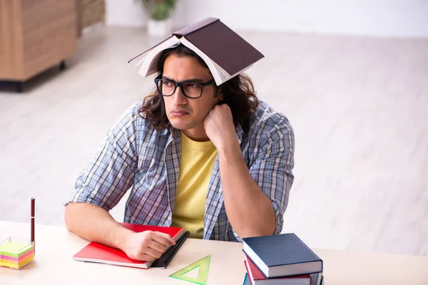 Joven estudiante masculino preparándose para los exámenes — Foto de Stock