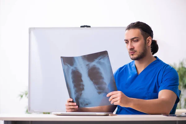 Fiatal férfi orvos tanár radiológus előtt Whiteboard — Stock Fotó
