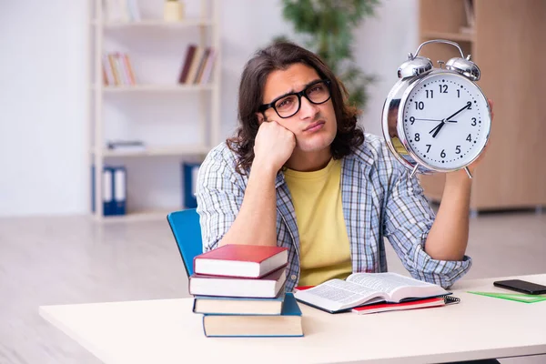 Joven estudiante masculino preparándose para los exámenes —  Fotos de Stock