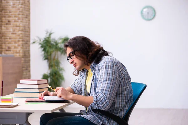 Jovem estudante do sexo masculino se preparando para exames — Fotografia de Stock