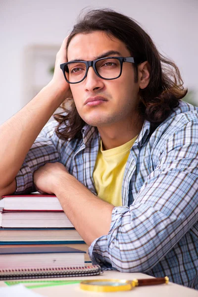 Joven estudiante masculino preparándose para los exámenes —  Fotos de Stock