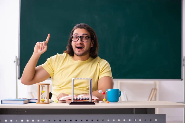 Junger Physikstudent bereitet sich im Klassenzimmer auf Prüfungen vor — Stockfoto