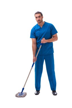 Paspaslı genç erkek asistan beyazda izole edilmiş.