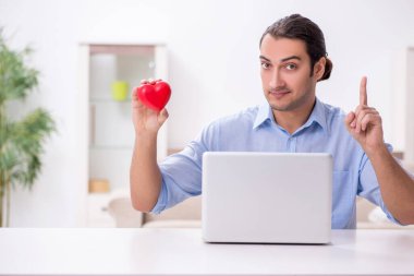 Genç adam internet üzerinden evlenme teklifi yapıyor.