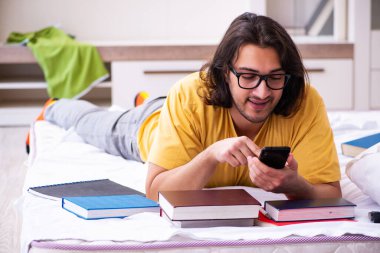 Evde sınava hazırlanan genç bir erkek öğrenci.