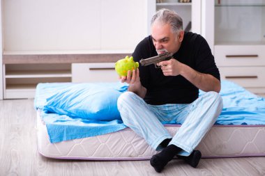 Emeklilik konseptinde mutsuz yaşlı bir adam.