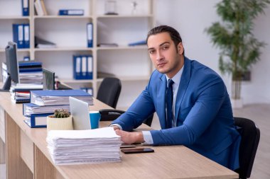 Ofiste çalışan bir işadamı.