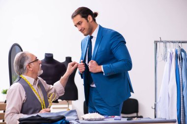 Genç işadamı yaşlı terziyi ziyaret ediyor.