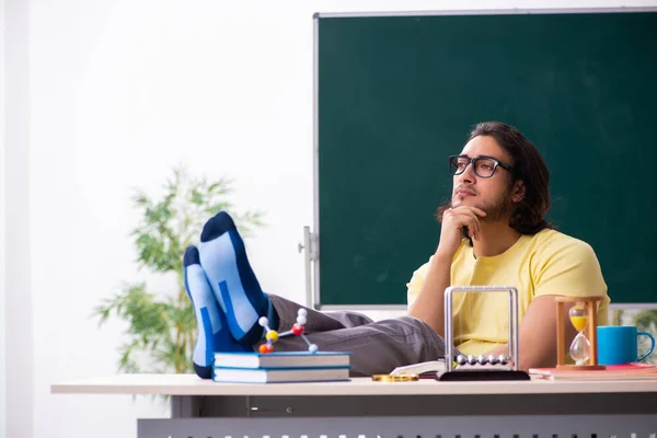 Ung manlig elev fysiker förbereder sig för tentor i klassrummet — Stockfoto