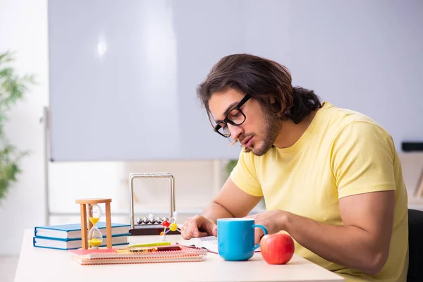 Joven estudiante físico preparándose para los exámenes en el aula — Foto de Stock