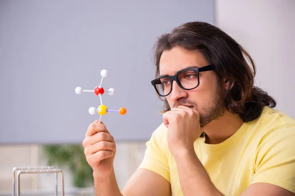 Young male student physicist preparing for exams in the classroo — Stock Photo, Image