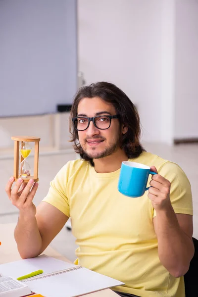 Giovane fisico studente maschio si prepara per gli esami in classe — Foto Stock