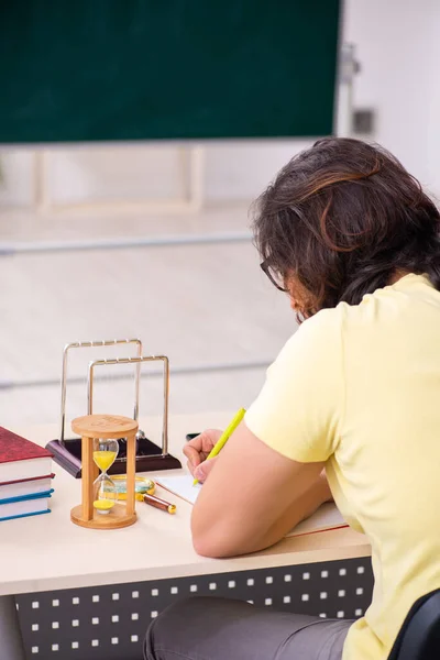 Jovem estudante físico se preparando para exames na sala de aula — Fotografia de Stock