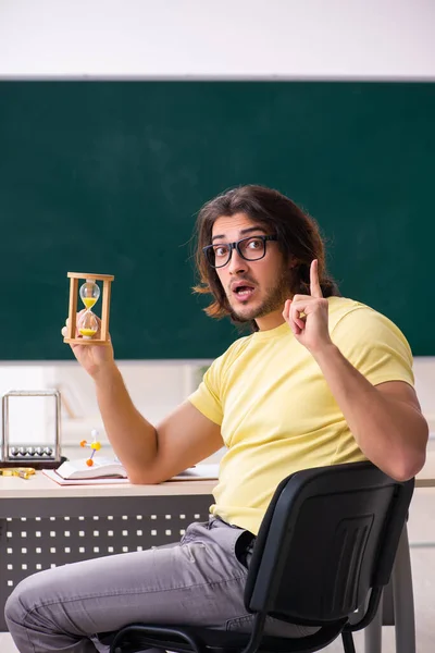 Jovem estudante físico se preparando para exames na sala de aula — Fotografia de Stock