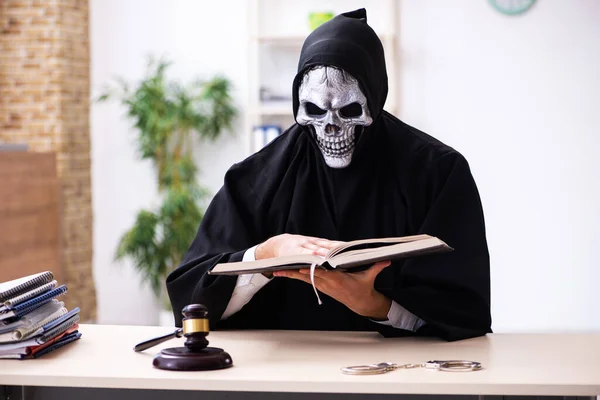 Demon judge working in the courthouse — Stock Photo, Image