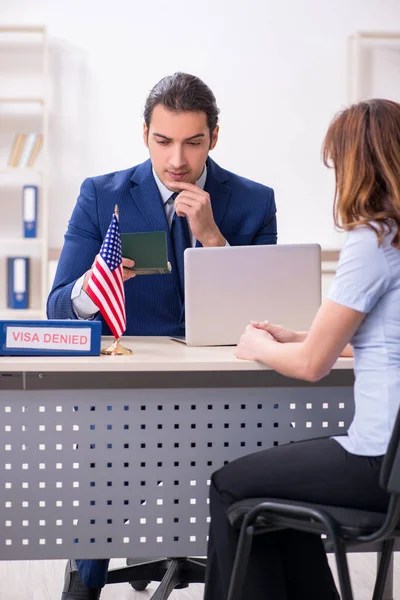 Mladá žena navštíví americkou ambasádu za víza — Stock fotografie