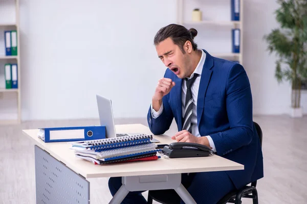 Zieke mannelijke werknemer die op het werk lijdt — Stockfoto