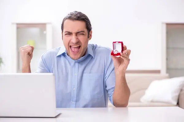 Joven haciendo propuesta de matrimonio a través de Internet — Foto de Stock