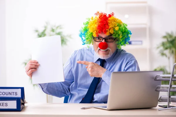 Старый клоун-бизнесмен работает в офисе — стоковое фото