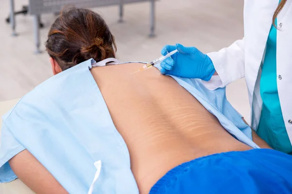 Junger Rückenverletzter besucht Arzthelferin — Stockfoto